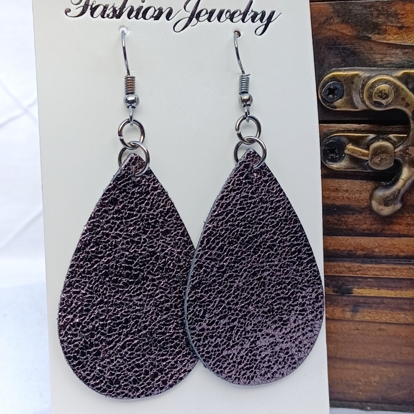 2 pair Fashion faux leather Earrings - Picture 2 of 10